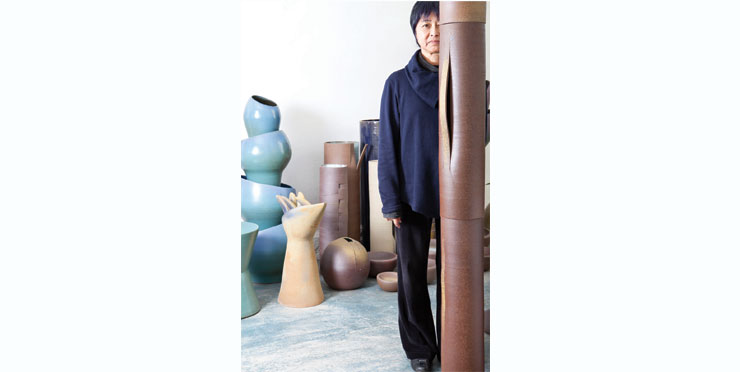 COM STATUS DE ARTE Kimi Nii, em meio as suas esculturas e vasos de cerâmica.