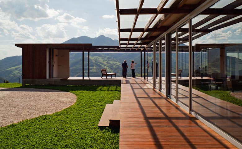 O escritório de arquitetura Nitsche Arquitetos encrava o projeto com solução arquitetônica interessante em região escavada por vales, rios e recoberta pela vegetação nativa de Mata Atlântica