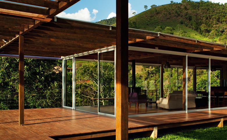 O escritório de arquitetura Nitsche Arquitetos encrava o projeto com solução arquitetônica interessante em região escavada por vales, rios e recoberta pela vegetação nativa de Mata Atlântica