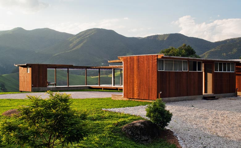 O escritório de arquitetura Nitsche Arquitetos encrava o projeto com solução arquitetônica interessante em região escavada por vales, rios e recoberta pela vegetação nativa de Mata Atlântica