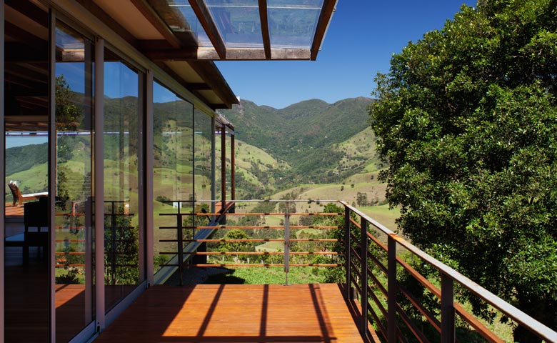 O escritório de arquitetura Nitsche Arquitetos encrava o projeto com solução arquitetônica interessante em região escavada por vales, rios e recoberta pela vegetação nativa de Mata Atlântica