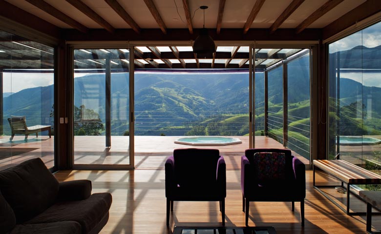 O escritório de arquitetura Nitsche Arquitetos encrava o projeto com solução arquitetônica interessante em região escavada por vales, rios e recoberta pela vegetação nativa de Mata Atlântica