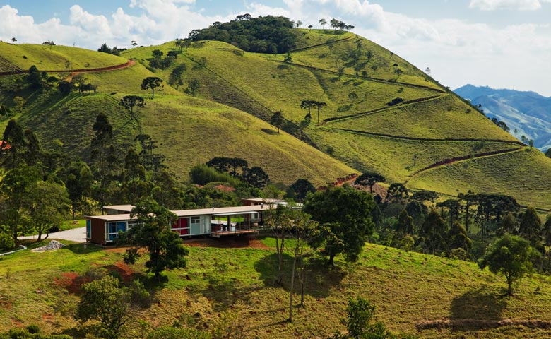 O escritório de arquitetura Nitsche Arquitetos encrava o projeto com solução arquitetônica interessante em região escavada por vales, rios e recoberta pela vegetação nativa de Mata Atlântica