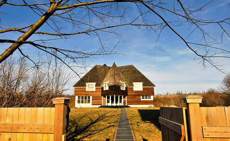 Com vista arrebatadora, refúgio campestre da performer superpop Marina Abramović é uma aula de história permeada por arte e design de primeira