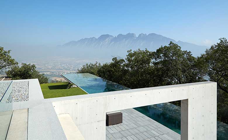 Com vista para a Sierra Las Mitras, em Monterrey, no México, a casa projetada pelo genial Tadao Ando é uma aula de equilíbrio, contenção e emoção