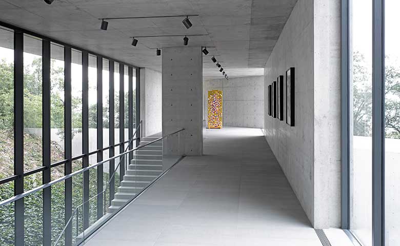 Com vista para a Sierra Las Mitras, em Monterrey, no México, a casa projetada pelo genial Tadao Ando é uma aula de equilíbrio, contenção e emoção